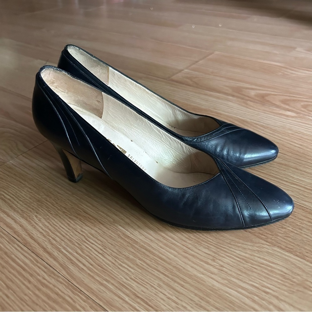 Vintage Salvatore Ferragamo Navy Leather Pumps 8.5AA